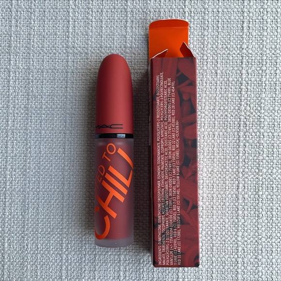 MAC Powder Kiss Liquid Lipcolour - devoted to chili - Picture 5 of 9